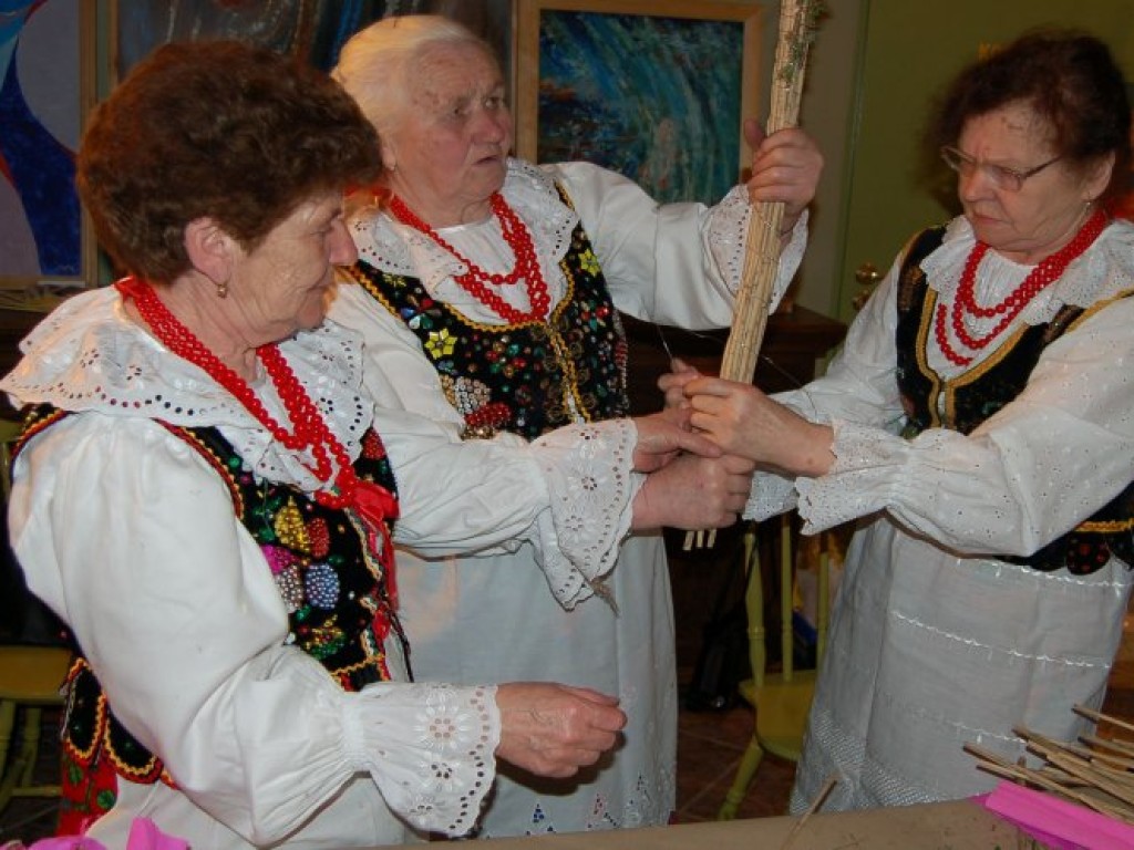 Przygotowywanie palm w Klubie Literackim MBP przy al. Henryka 30 w Chrzanowie 28.03.2007 r. oraz Niedziela Palmowa na Rynku w Chrzanowie 1.04.2007 r.
