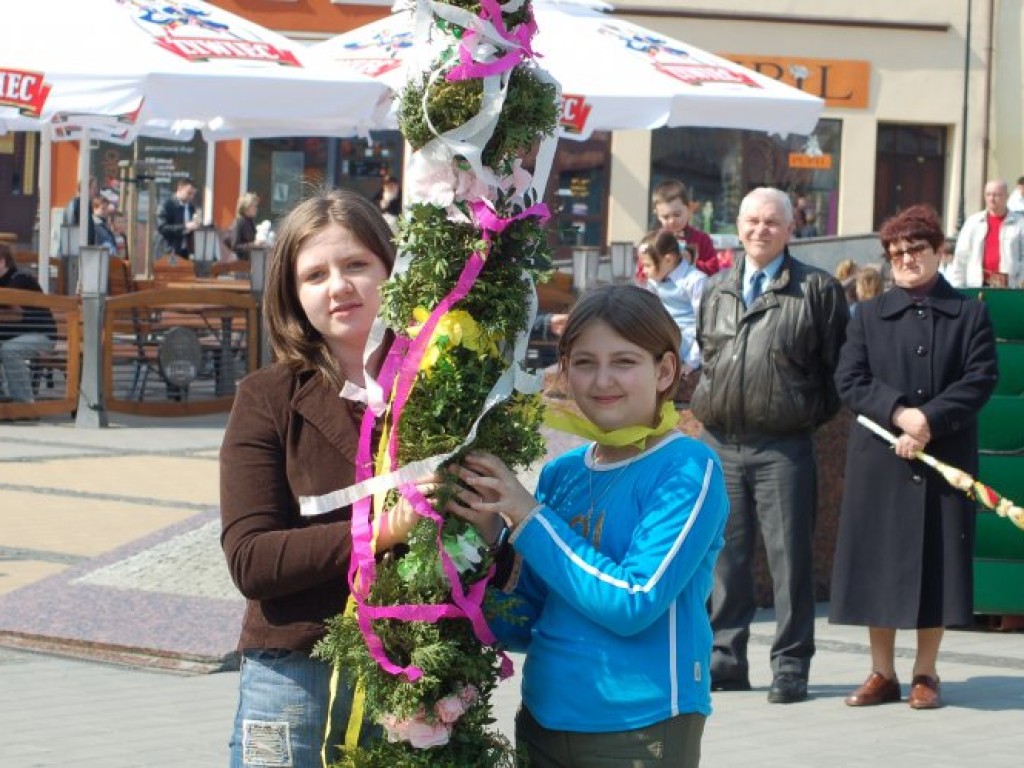 Przygotowywanie palm w Klubie Literackim MBP przy al. Henryka 30 w Chrzanowie 28.03.2007 r. oraz Niedziela Palmowa na Rynku w Chrzanowie 1.04.2007 r.