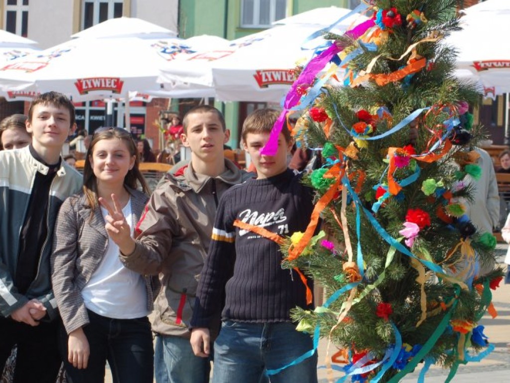 Przygotowywanie palm w Klubie Literackim MBP przy al. Henryka 30 w Chrzanowie 28.03.2007 r. oraz Niedziela Palmowa na Rynku w Chrzanowie 1.04.2007 r.