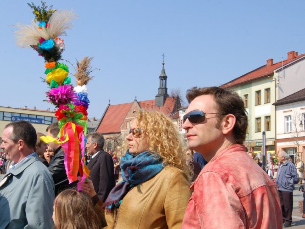 Przygotowywanie palm w Klubie Literackim MBP przy al. Henryka 30 w Chrzanowie 28.03.2007 r. oraz Niedziela Palmowa na Rynku w Chrzanowie 1.04.2007 r.