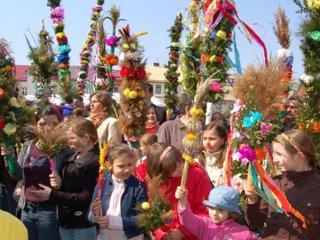 Przygotowywanie palm w Klubie Literackim MBP przy al. Henryka 30 w Chrzanowie 28.03.2007 r. oraz Niedziela Palmowa na Rynku w Chrzanowie 1.04.2007 r.