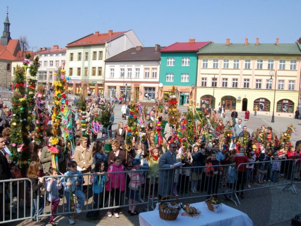Przygotowywanie palm w Klubie Literackim MBP przy al. Henryka 30 w Chrzanowie 28.03.2007 r. oraz Niedziela Palmowa na Rynku w Chrzanowie 1.04.2007 r.