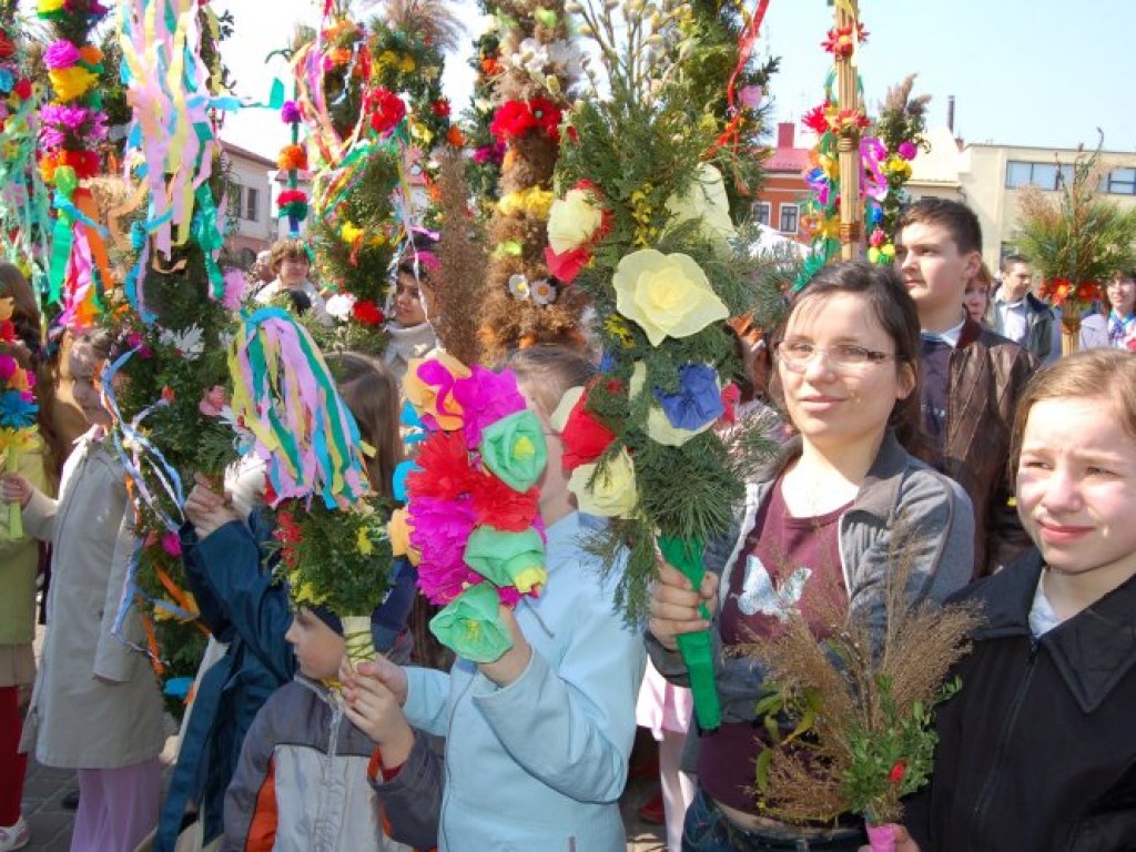 Przygotowywanie palm w Klubie Literackim MBP przy al. Henryka 30 w Chrzanowie 28.03.2007 r. oraz Niedziela Palmowa na Rynku w Chrzanowie 1.04.2007 r.
