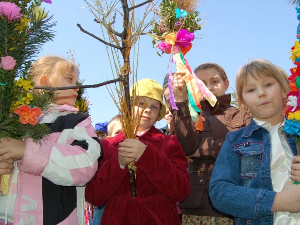 Przygotowywanie palm w Klubie Literackim MBP przy al. Henryka 30 w Chrzanowie 28.03.2007 r. oraz Niedziela Palmowa na Rynku w Chrzanowie 1.04.2007 r.