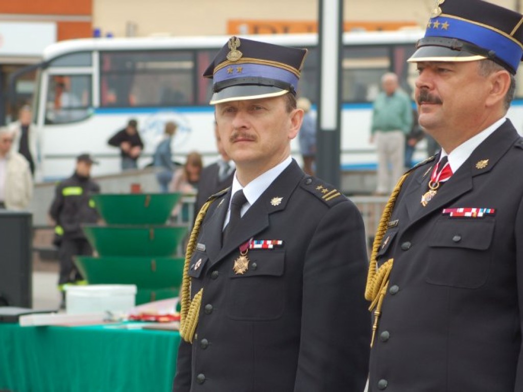 Obchody Powiatowego Dnia Strażaka i 135-lecia chrzanowskiej straży pożarnej na Rynku w Chrzanowie i w komendzie PSP przy ul. Skorupki - 5.05.2007 r.
