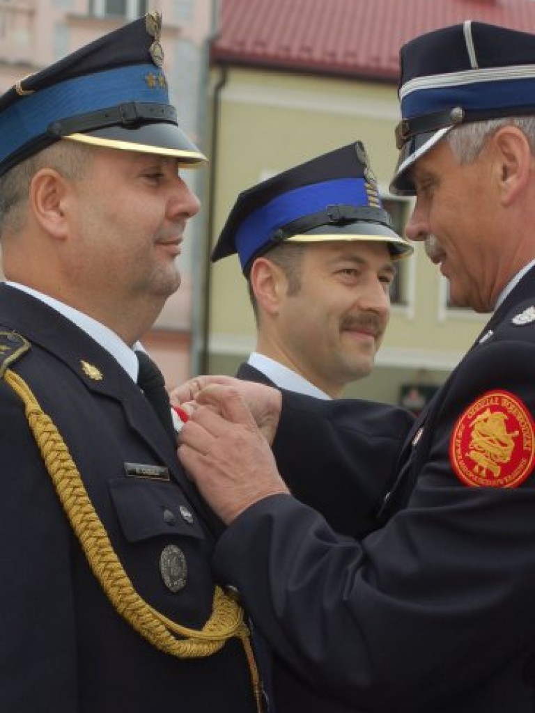 Obchody Powiatowego Dnia Strażaka i 135-lecia chrzanowskiej straży pożarnej na Rynku w Chrzanowie i w komendzie PSP przy ul. Skorupki - 5.05.2007 r.