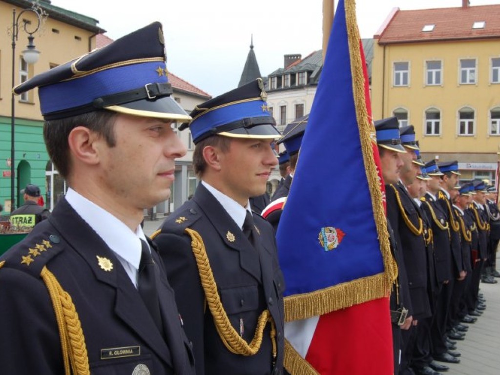 Obchody Powiatowego Dnia Strażaka i 135-lecia chrzanowskiej straży pożarnej na Rynku w Chrzanowie i w komendzie PSP przy ul. Skorupki - 5.05.2007 r.