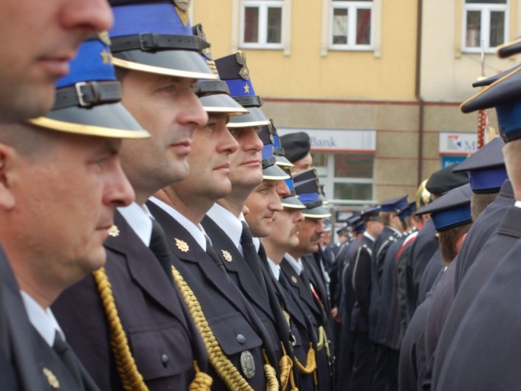 Obchody Powiatowego Dnia Strażaka i 135-lecia chrzanowskiej straży pożarnej na Rynku w Chrzanowie i w komendzie PSP przy ul. Skorupki - 5.05.2007 r.