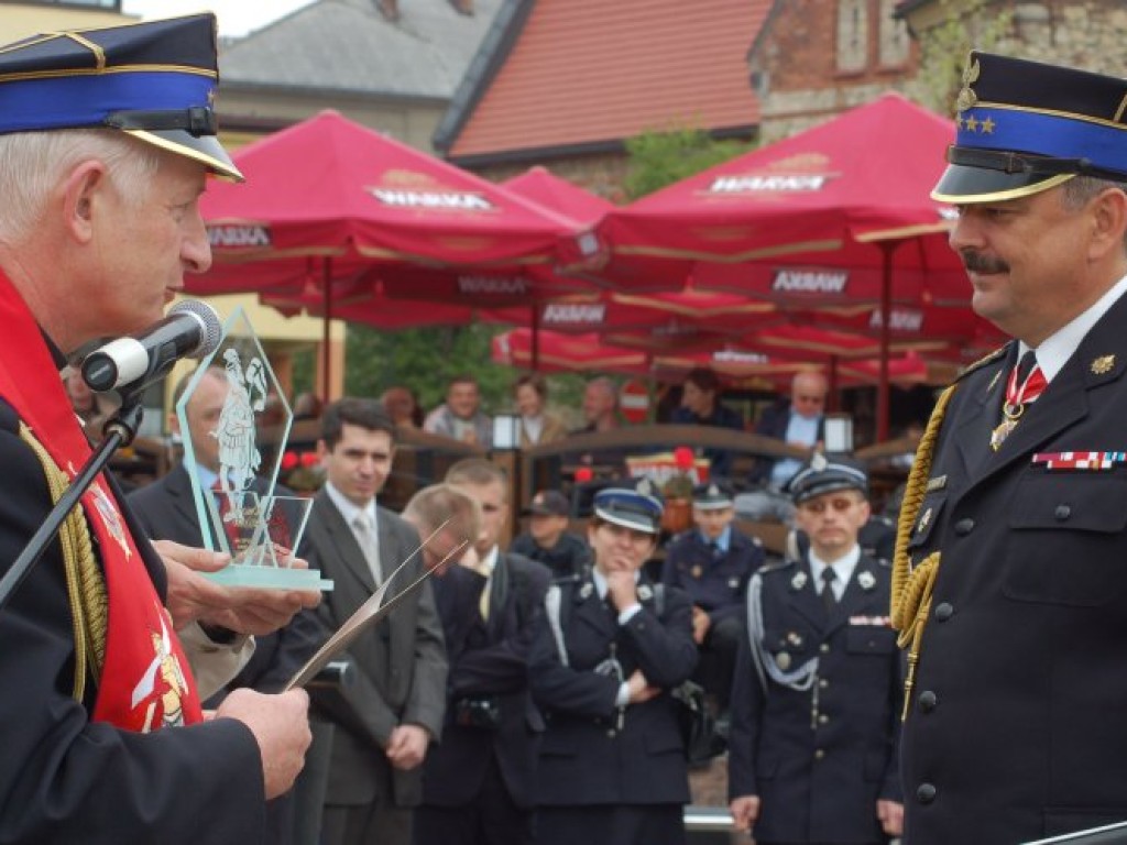 Obchody Powiatowego Dnia Strażaka i 135-lecia chrzanowskiej straży pożarnej na Rynku w Chrzanowie i w komendzie PSP przy ul. Skorupki - 5.05.2007 r.