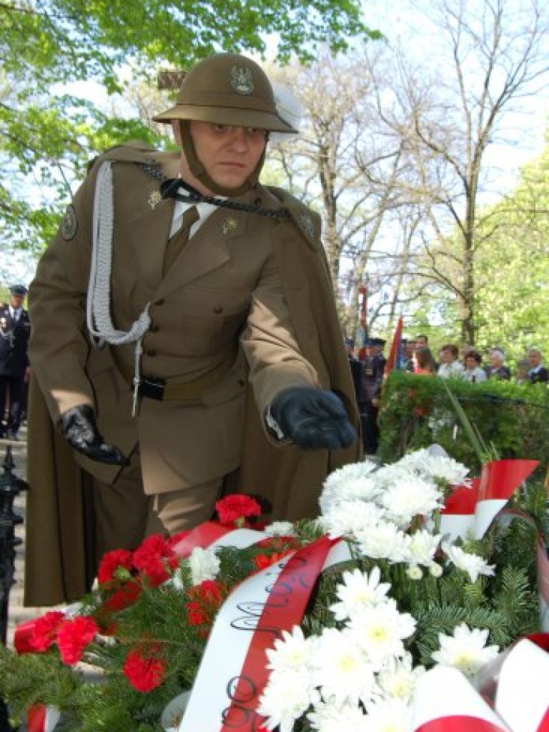 Obchody 216. rocznicy uchwalenia Konstytucji 3 Maja. Rynek w Alwerni - 2007 r.