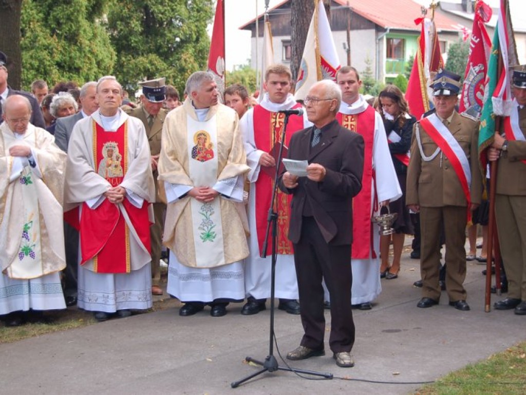 Odsłonięcie tablicy upamiętniającej żołnierzy poległych w Chełmku we wrześniu 1939 roku - 3.09.2007 r.