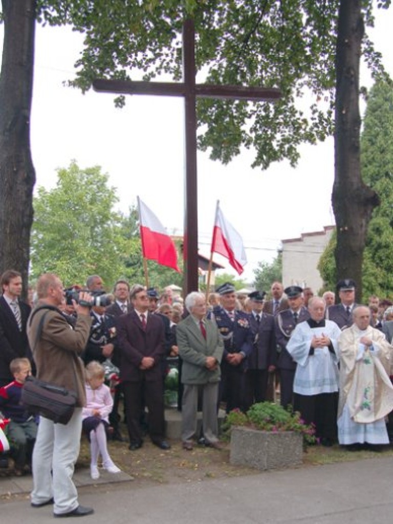 Odsłonięcie tablicy upamiętniającej żołnierzy poległych w Chełmku we wrześniu 1939 roku - 3.09.2007 r.
