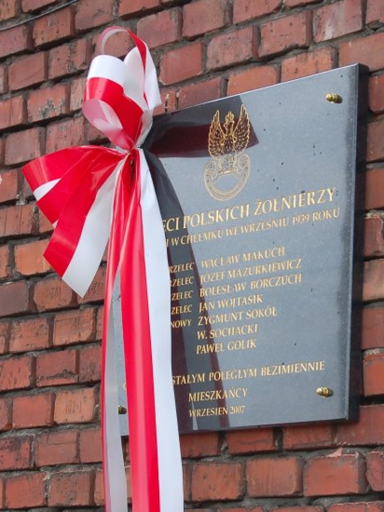 Odsłonięcie tablicy upamiętniającej żołnierzy poległych w Chełmku we wrześniu 1939 roku - 3.09.2007 r.