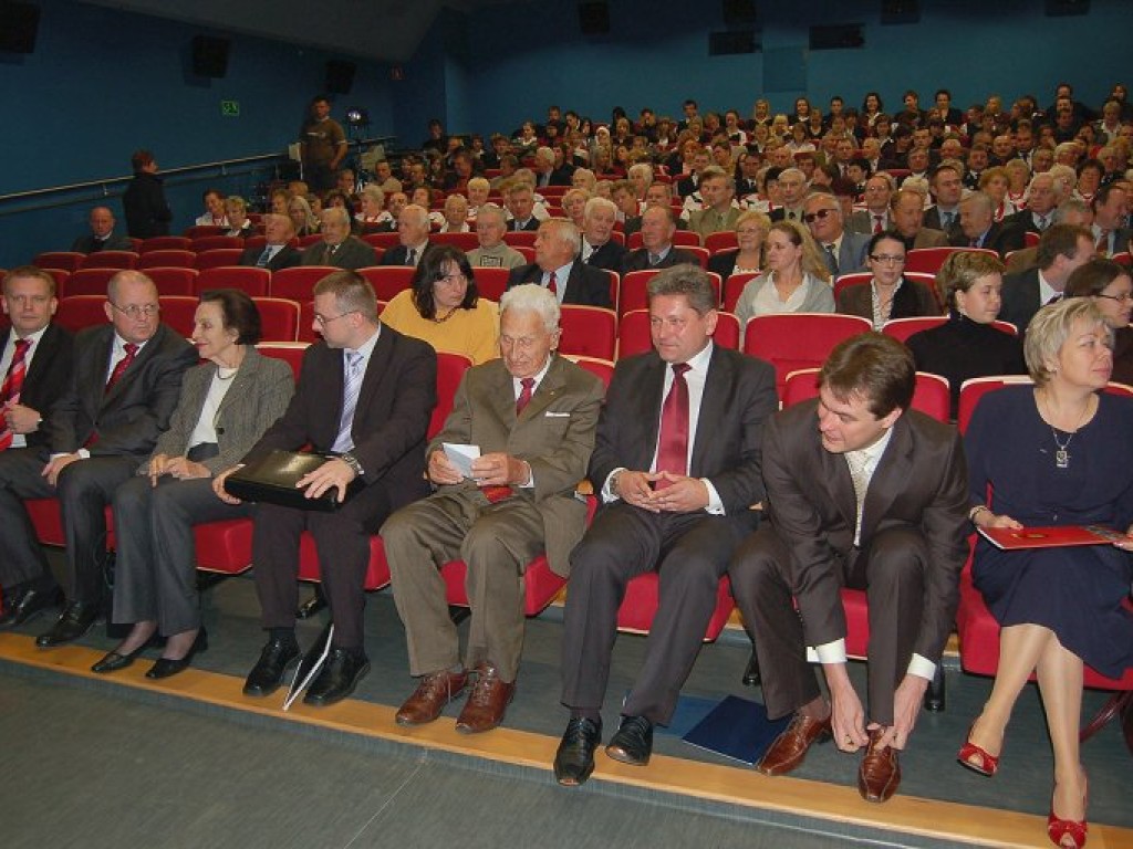 Wręczenie aktu nadania Honorowego Obywatelstwa Gminy Chełmek Thomasowi J. Bacie - Chełmek 18.10.2007