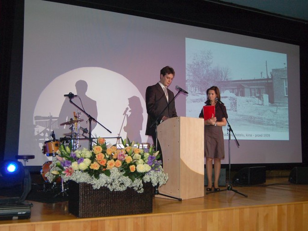 Wręczenie aktu nadania Honorowego Obywatelstwa Gminy Chełmek Thomasowi J. Bacie - Chełmek 18.10.2007