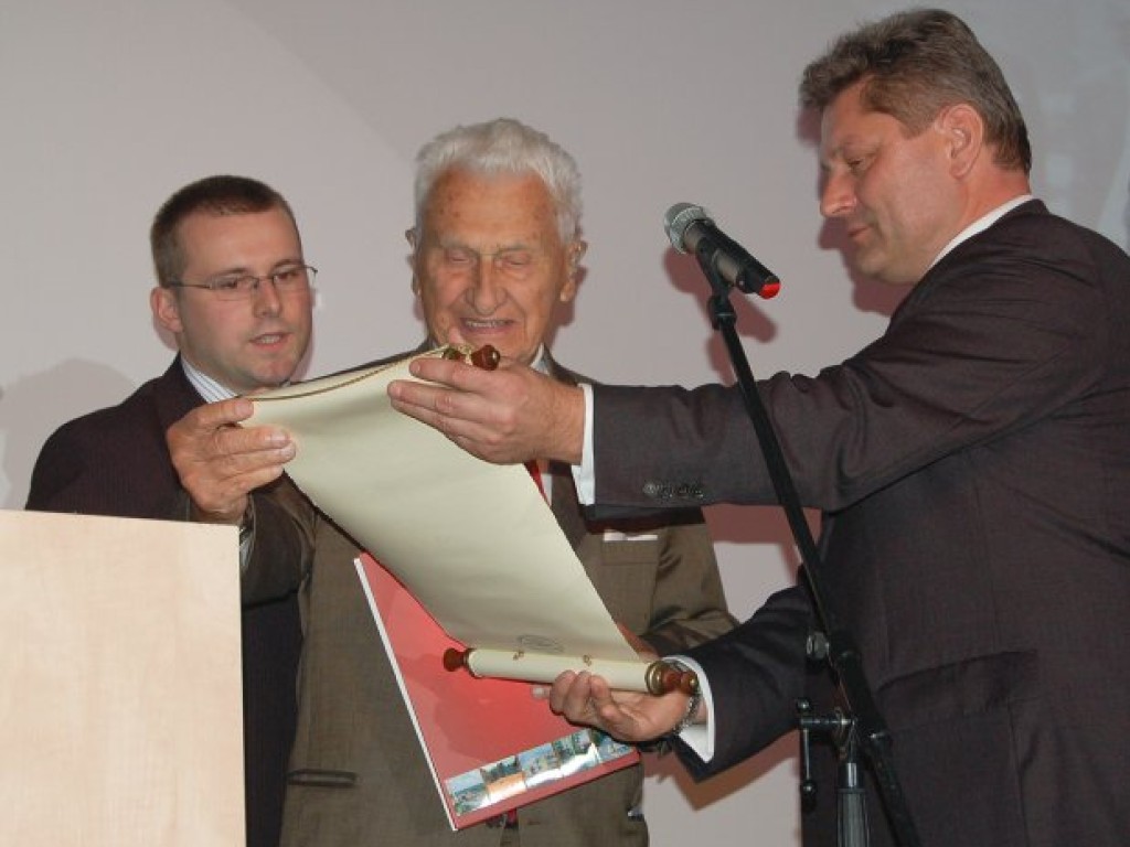 Wręczenie aktu nadania Honorowego Obywatelstwa Gminy Chełmek Thomasowi J. Bacie - Chełmek 18.10.2007