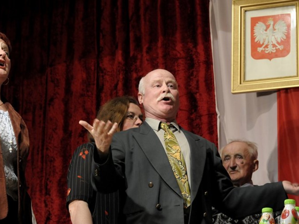 Premiera sztuki „Uchwalić uchwałę” Witolda Ślusarskiego w wykonaniu Teatru Ludowego Tradycja z Okleśnej (reż. Zbigniew Klatka) - 2.05.2008 r.