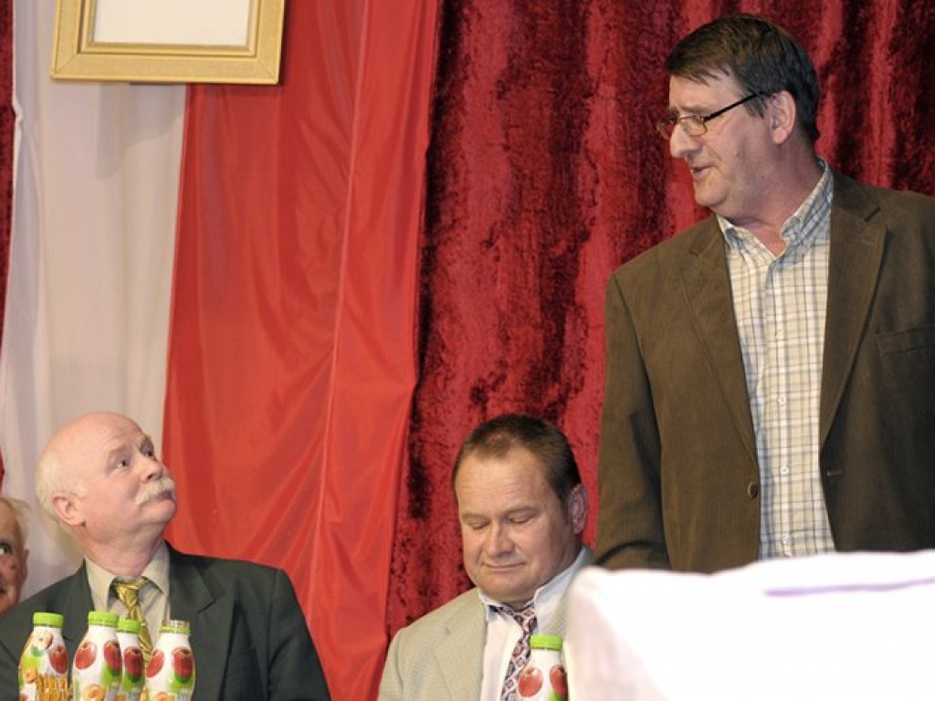 Premiera sztuki „Uchwalić uchwałę” Witolda Ślusarskiego w wykonaniu Teatru Ludowego Tradycja z Okleśnej (reż. Zbigniew Klatka) - 2.05.2008 r.
