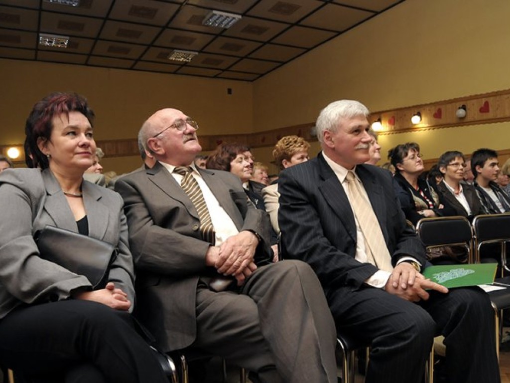 Premiera sztuki „Uchwalić uchwałę” Witolda Ślusarskiego w wykonaniu Teatru Ludowego Tradycja z Okleśnej (reż. Zbigniew Klatka) - 2.05.2008 r.