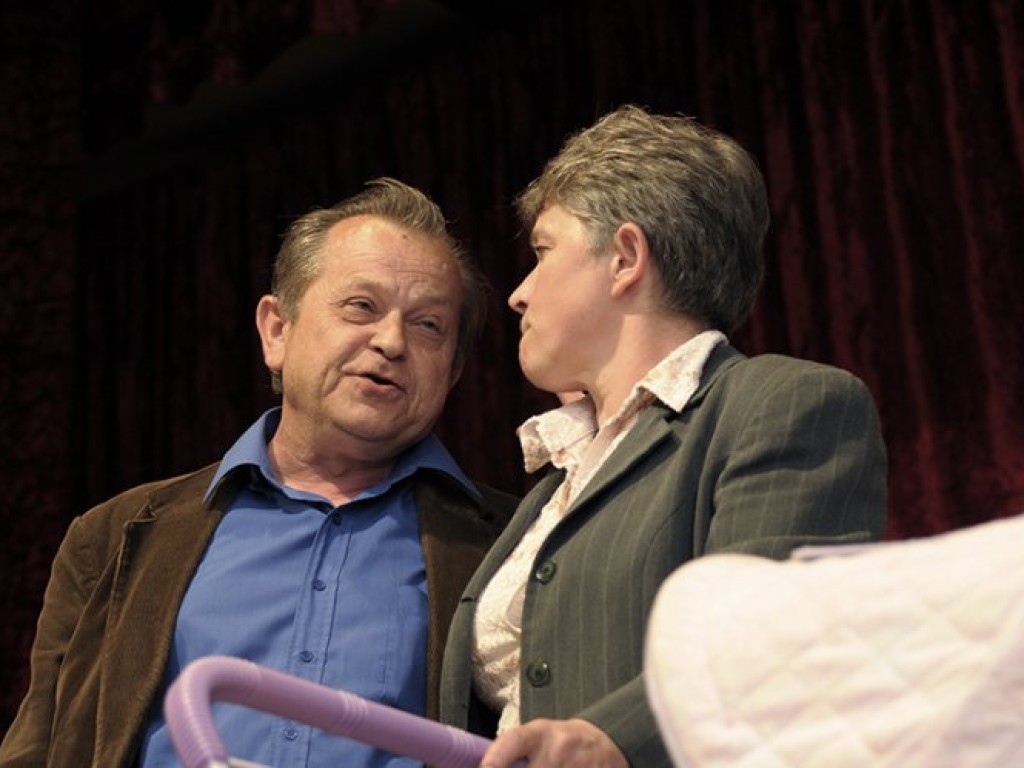 Premiera sztuki „Uchwalić uchwałę” Witolda Ślusarskiego w wykonaniu Teatru Ludowego Tradycja z Okleśnej (reż. Zbigniew Klatka) - 2.05.2008 r.