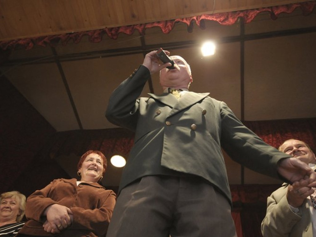 Premiera sztuki „Uchwalić uchwałę” Witolda Ślusarskiego w wykonaniu Teatru Ludowego Tradycja z Okleśnej (reż. Zbigniew Klatka) - 2.05.2008 r.