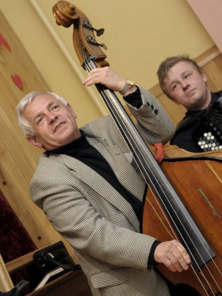 Premiera sztuki „Uchwalić uchwałę” Witolda Ślusarskiego w wykonaniu Teatru Ludowego Tradycja z Okleśnej (reż. Zbigniew Klatka) - 2.05.2008 r.