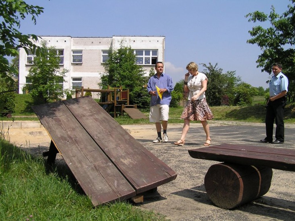 Zdewastowanie placu zabaw w ogrodzie Przedszkola Samorządowego nr 9 przy ul. Brzezina w Chrzanowie-26/27 maja 2008 r.