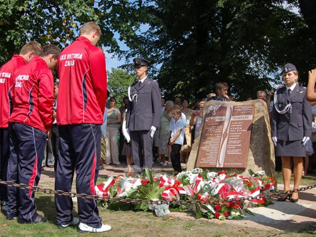 Odsłonięcie w Zalasiu obelisku upamiętniającego ppłk Stanisława Chałupę - 6.09.2008 r.