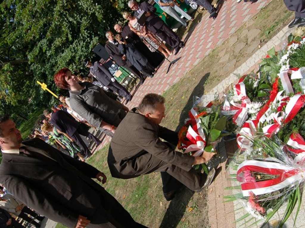 Odsłonięcie w Zalasiu obelisku upamiętniającego ppłk Stanisława Chałupę - 6.09.2008 r.