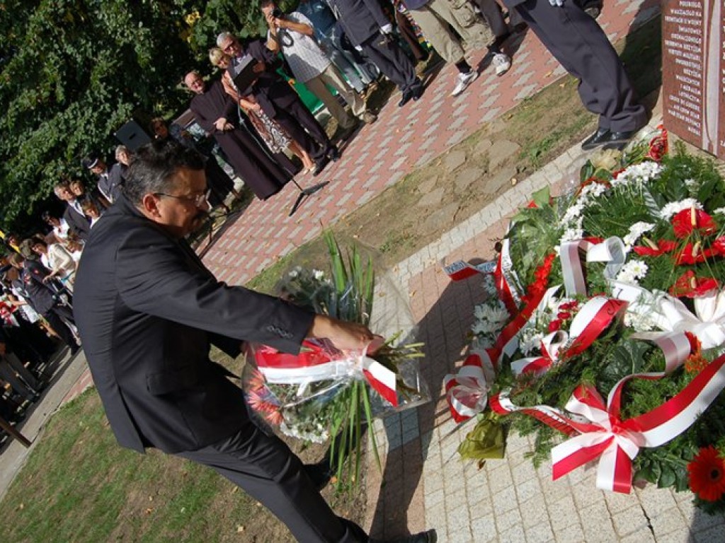 Odsłonięcie w Zalasiu obelisku upamiętniającego ppłk Stanisława Chałupę - 6.09.2008 r.