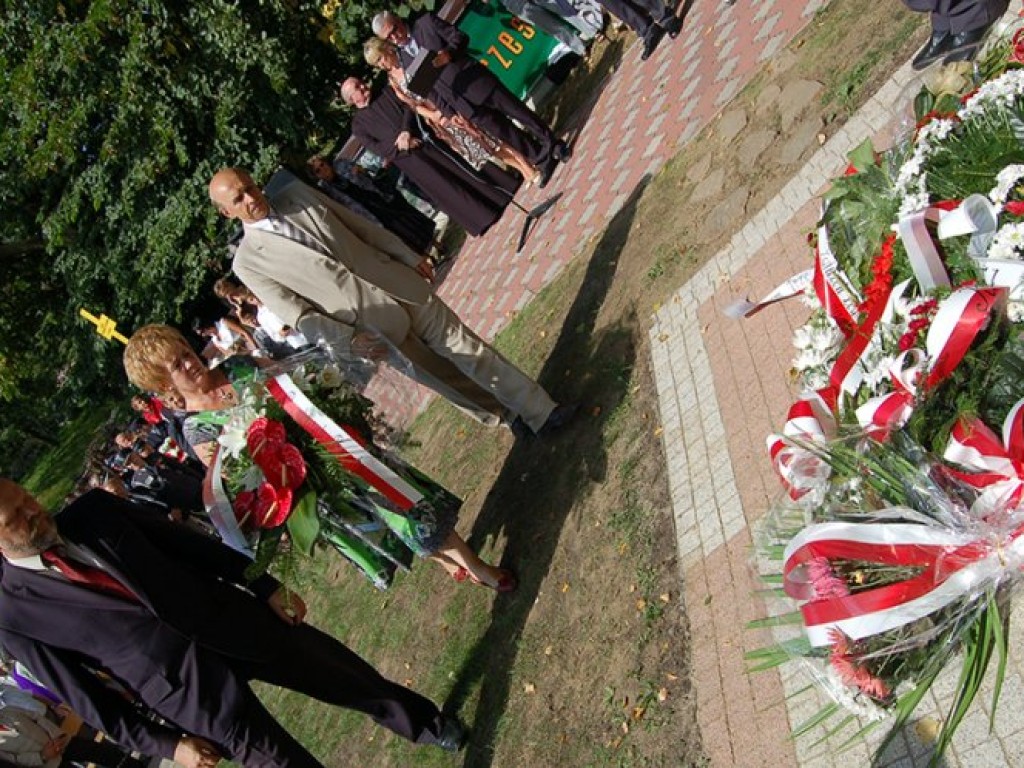 Odsłonięcie w Zalasiu obelisku upamiętniającego ppłk Stanisława Chałupę - 6.09.2008 r.