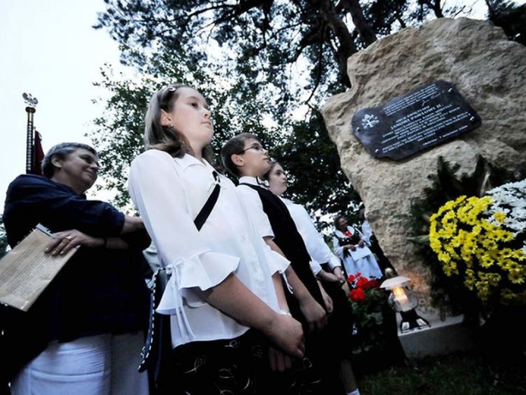 Poświęcenie kapliczki i kamiennego obelisku na Szlaku Papieskim w Okleśnej – 7.09.2008 r.