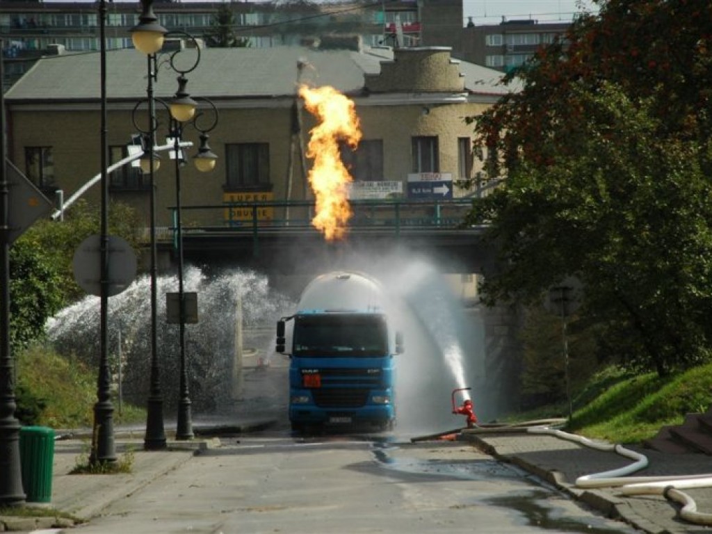 Pożar cysterny 26-27.09.2008 r. - zdjęcia z Komendy Powiatowej Państwowej Straży Pożarnej w Chrzanowie