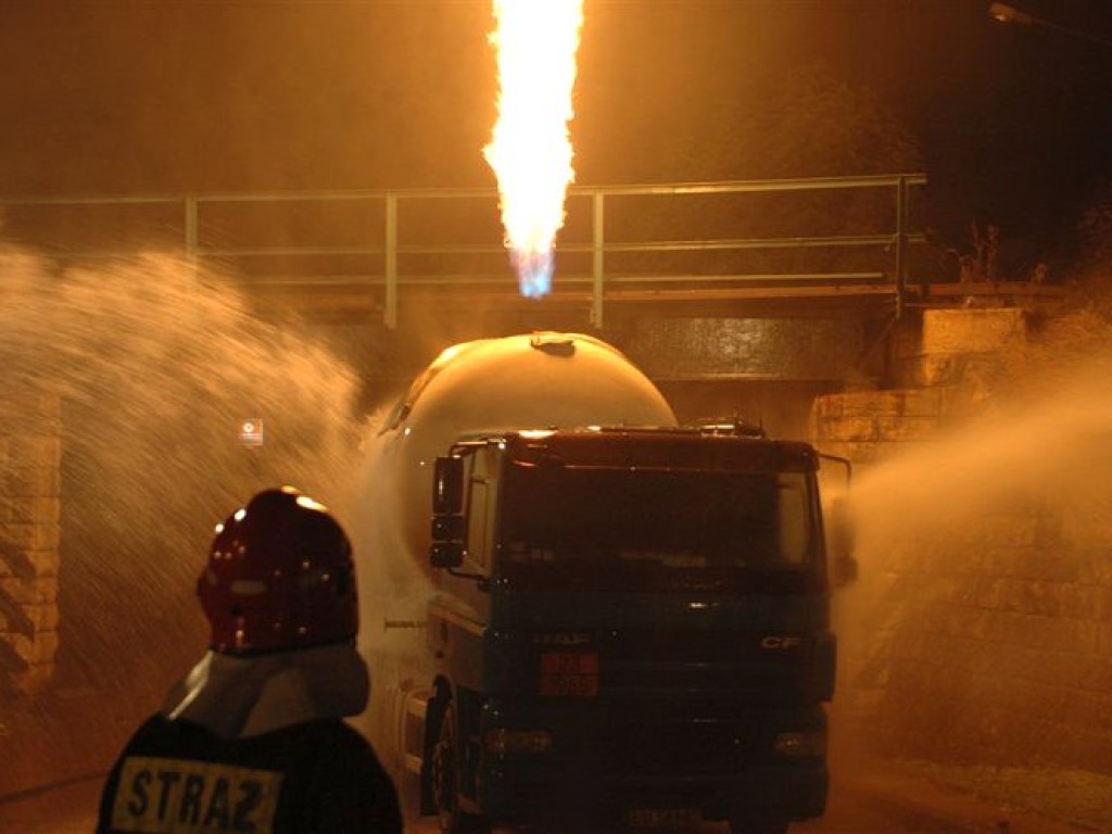 Pożar cysterny 26-27.09.2008 r. - zdjęcia z Komendy Powiatowej Państwowej Straży Pożarnej w Chrzanowie