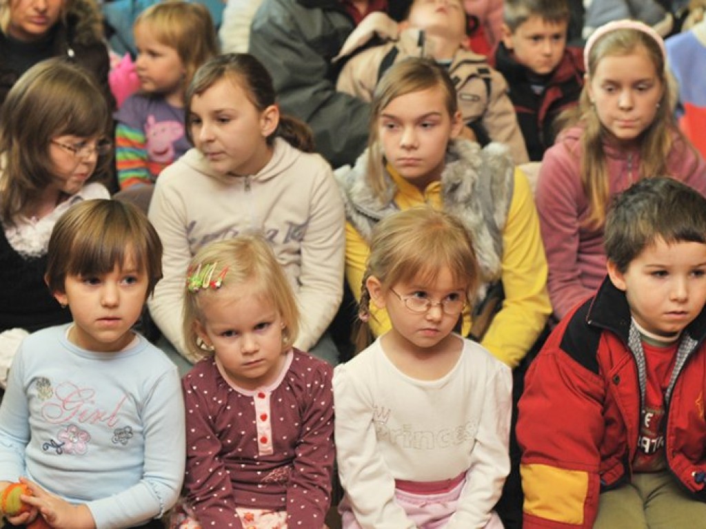 Przedstawienie mikołajkowe „Bajka o czarodzieju” w Domu Ludowym w Grojcu - 7.12.2008 r.