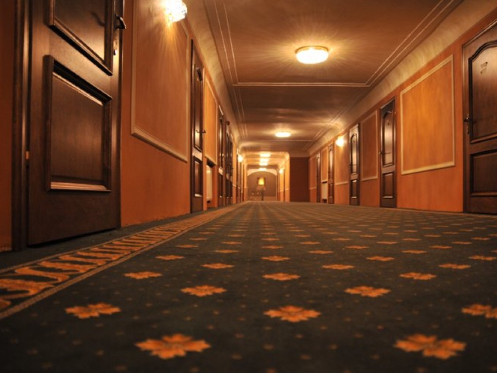 Wnętrza nieotwartego jeszcze hotelu Tadeusza Głowacza w Trzebini (dawny biurowiec zakładów metalurgicznych) 19.12.2008