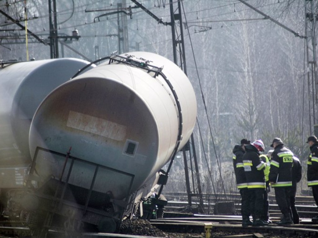 Wykolejenie cystern z etylobenzenem w Trzebini - 5.03.2009