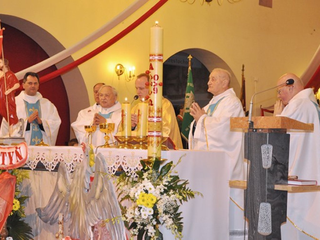 Uroczystość posadzenia dębów pamięci kapitana Mariana Pająka, kapitana Eugeniusza Raszka i porucznika Jana Lassoty, zamordowanych w Katyniu i Charkowie. Trzebinia, 17 kwietnia 2009 r.
