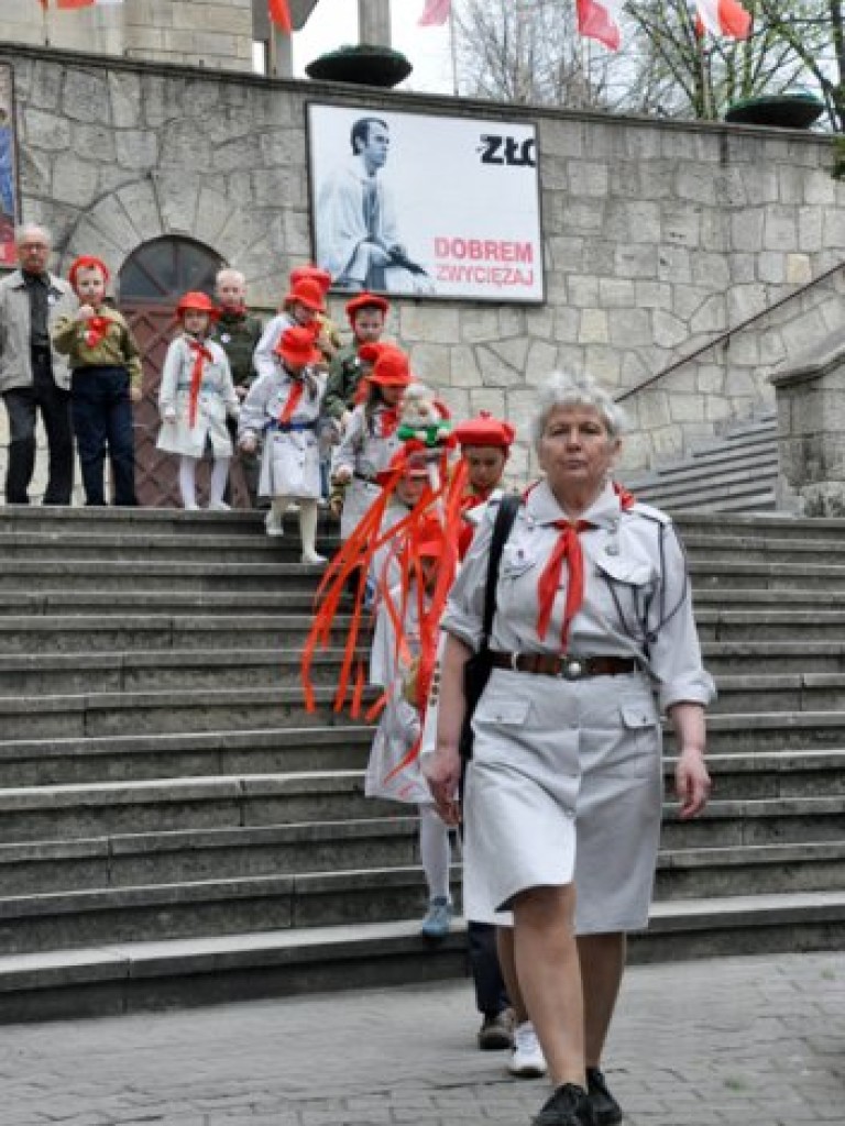 Uroczystość posadzenia dębów pamięci kapitana Mariana Pająka, kapitana Eugeniusza Raszka i porucznika Jana Lassoty, zamordowanych w Katyniu i Charkowie. Trzebinia, 17 kwietnia 2009 r.