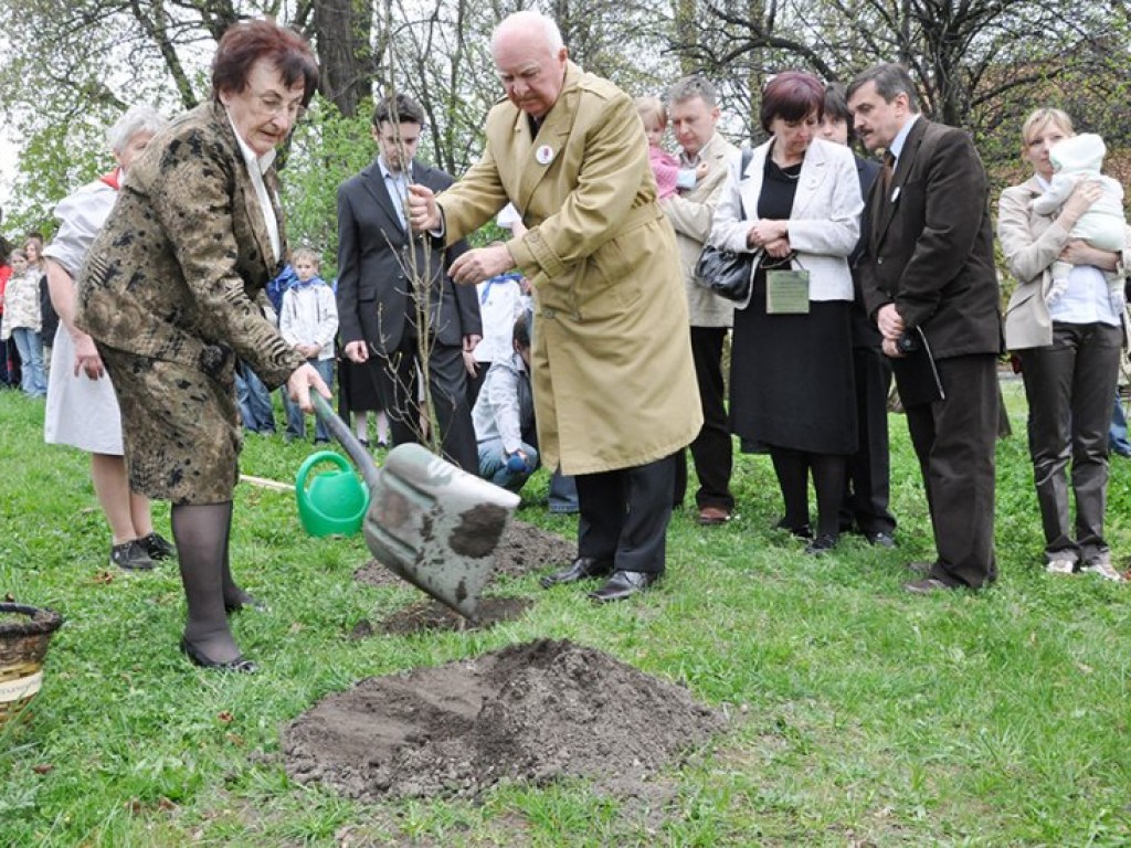 Uroczystość posadzenia dębów pamięci kapitana Mariana Pająka, kapitana Eugeniusza Raszka i porucznika Jana Lassoty, zamordowanych w Katyniu i Charkowie. Trzebinia, 17 kwietnia 2009 r.