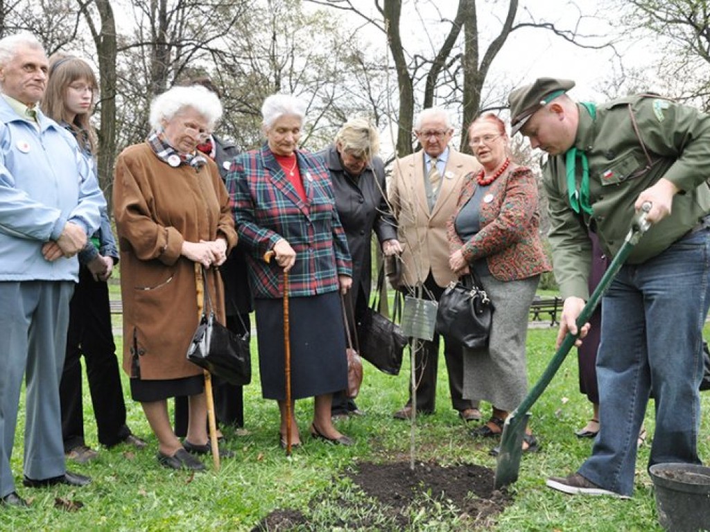 Uroczystość posadzenia dębów pamięci kapitana Mariana Pająka, kapitana Eugeniusza Raszka i porucznika Jana Lassoty, zamordowanych w Katyniu i Charkowie. Trzebinia, 17 kwietnia 2009 r.