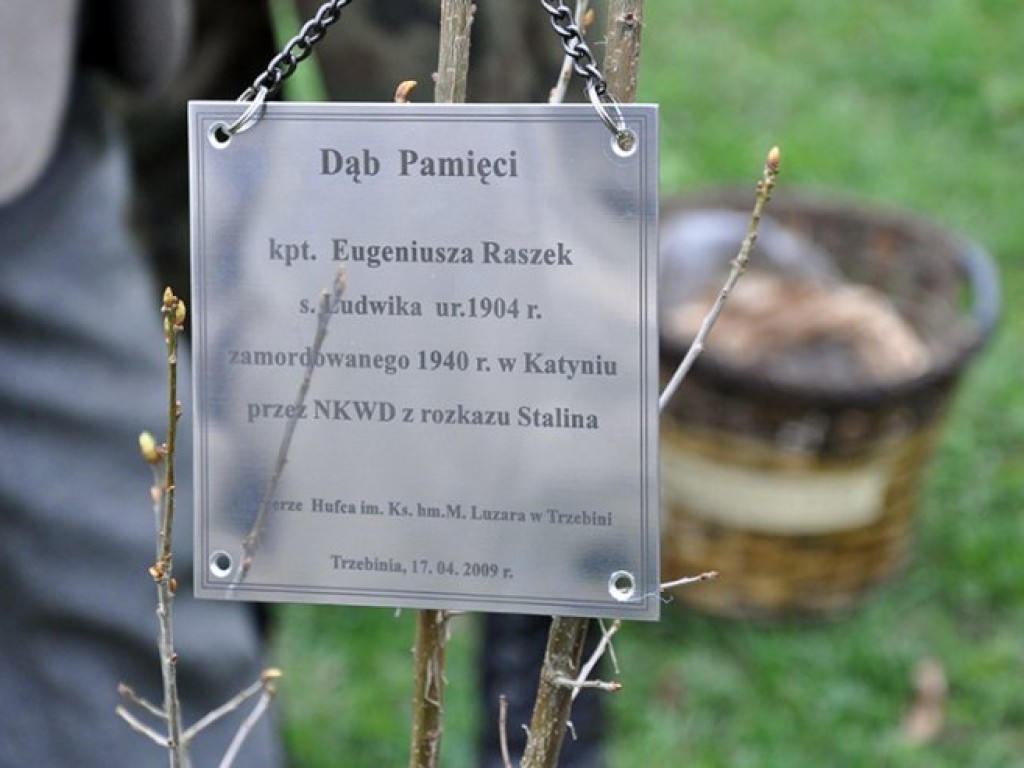 Uroczystość posadzenia dębów pamięci kapitana Mariana Pająka, kapitana Eugeniusza Raszka i porucznika Jana Lassoty, zamordowanych w Katyniu i Charkowie. Trzebinia, 17 kwietnia 2009 r.