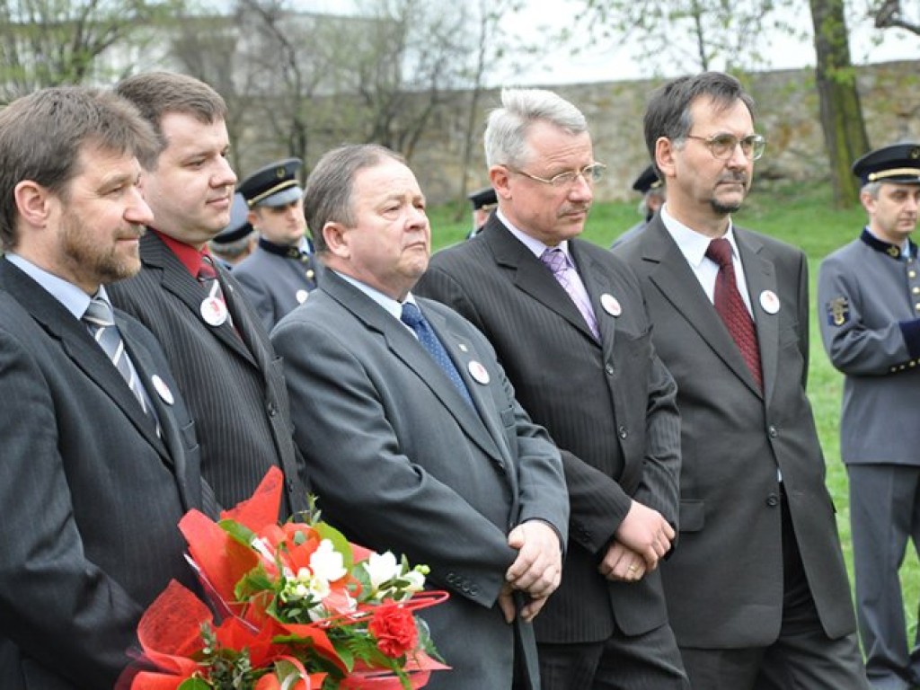 Uroczystość posadzenia dębów pamięci kapitana Mariana Pająka, kapitana Eugeniusza Raszka i porucznika Jana Lassoty, zamordowanych w Katyniu i Charkowie. Trzebinia, 17 kwietnia 2009 r.
