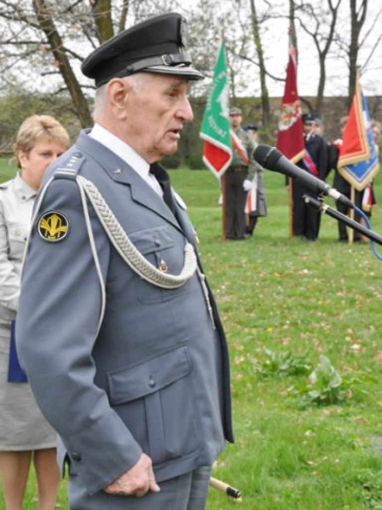 Uroczystość posadzenia dębów pamięci kapitana Mariana Pająka, kapitana Eugeniusza Raszka i porucznika Jana Lassoty, zamordowanych w Katyniu i Charkowie. Trzebinia, 17 kwietnia 2009 r.