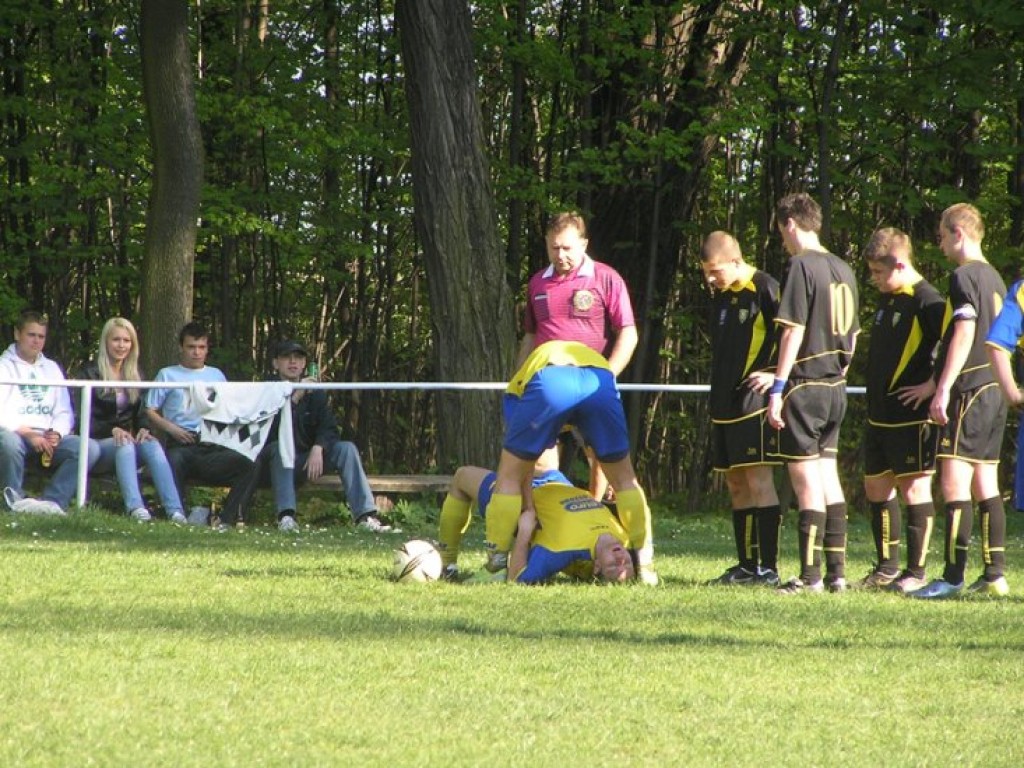 Mecz Ruch Młoszowa-MKS Trzebinia II 3-5 - 25.04.2009