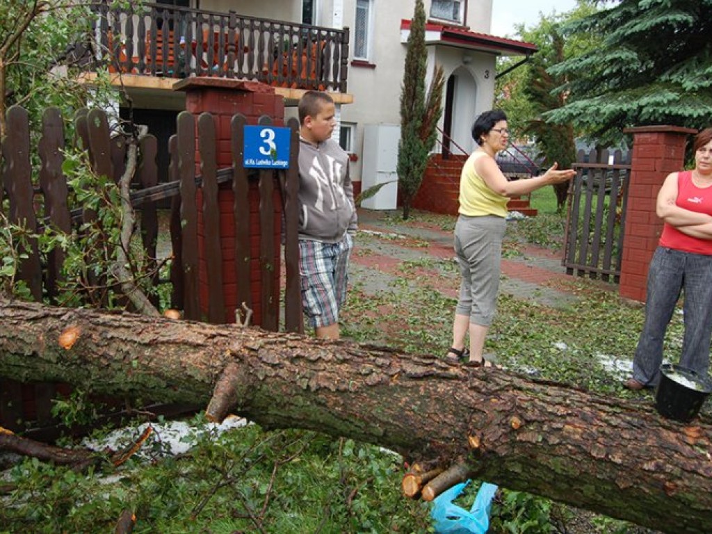 Zniszczenia po gwałtownej burzy, która przeszła nad powiatem chrzanowskim - 10 czerwca 2009 r.