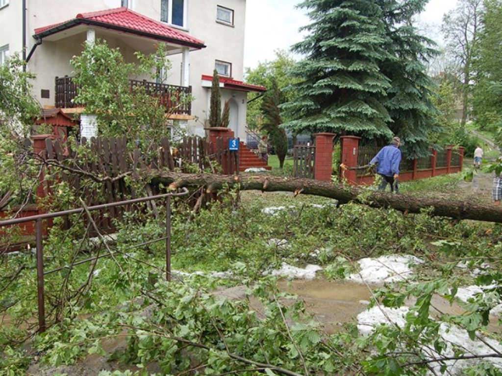 Zniszczenia po gwałtownej burzy, która przeszła nad powiatem chrzanowskim - 10 czerwca 2009 r.