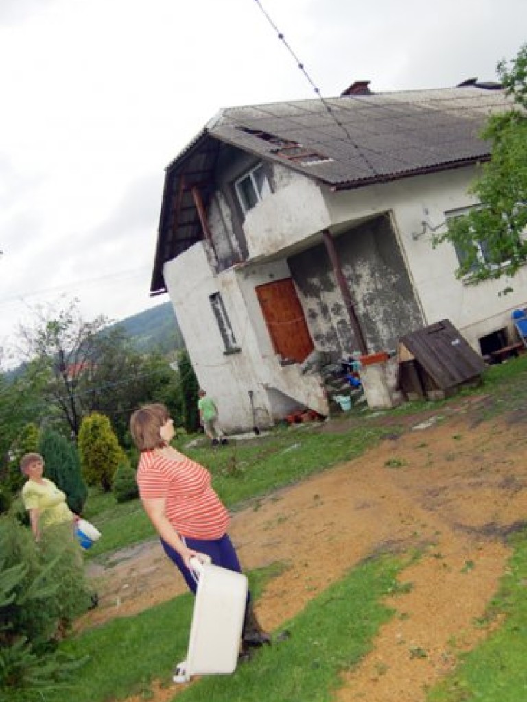 Zniszczenia po gwałtownej burzy, która przeszła nad powiatem chrzanowskim - 10 czerwca 2009 r.