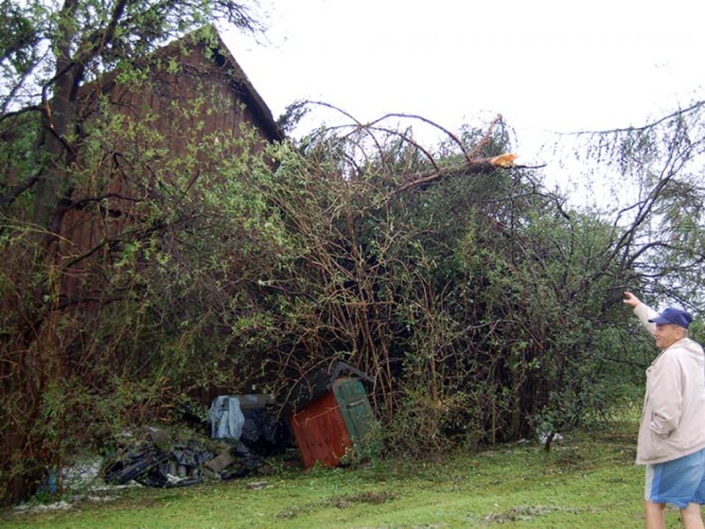 Zniszczenia po gwałtownej burzy, która przeszła nad powiatem chrzanowskim - 10 czerwca 2009 r.
