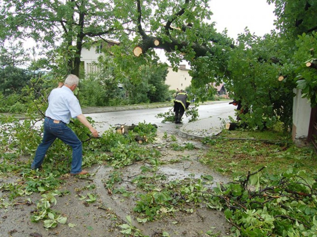Zniszczenia po gwałtownej burzy, która przeszła nad powiatem chrzanowskim - 10 czerwca 2009 r.
